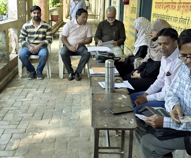 कुंदरकी जेएम इंटर कालेज मे कार्य करते बीएलओ।